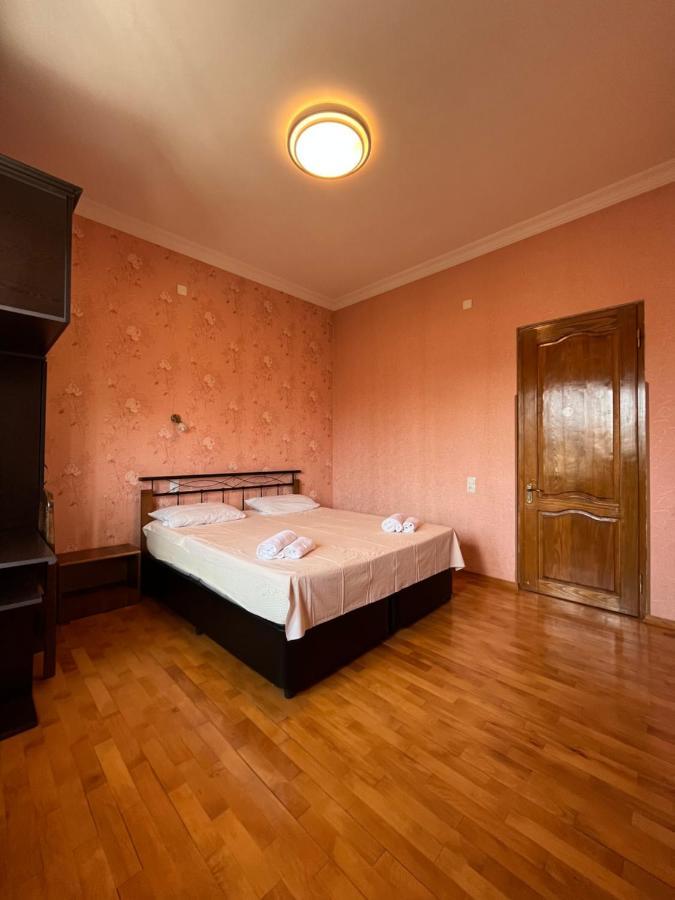 ホテル House On Ganja Street クタイシ エクステリア 写真