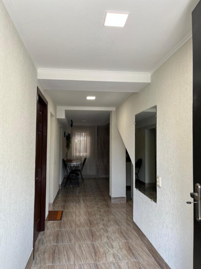 ホテル House On Ganja Street クタイシ エクステリア 写真